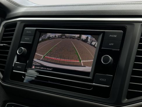 Used 2022 Volkswagen Atlas Cross Sport SE FWD image 18