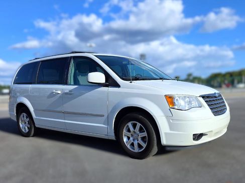 Used 2009 Chrysler Town & Country Touring image 3