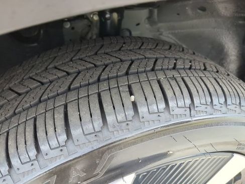 Certified 2025 Nissan Kicks SR FWD image 11
