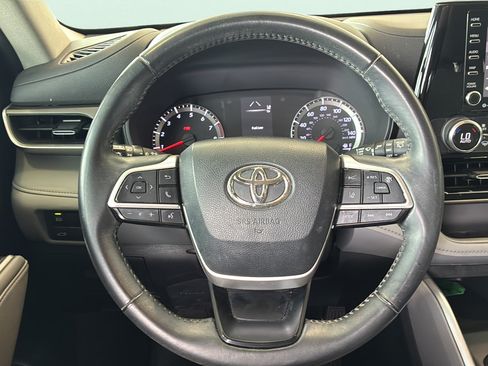 Used 2022 Toyota Highlander LE FWD image 27