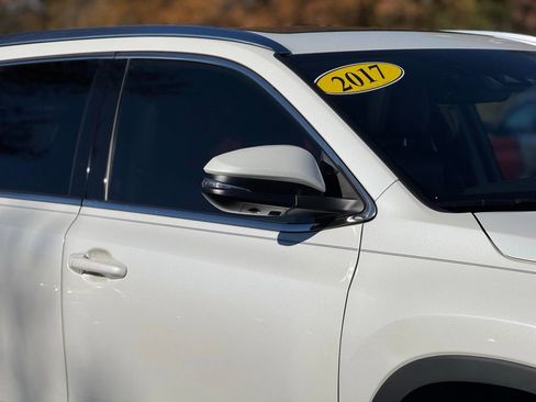 Used 2017 Toyota Highlander Limited image 7