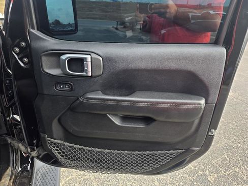 Used 2018 Jeep Wrangler Unlimited Sahara AWD/4WD image 15