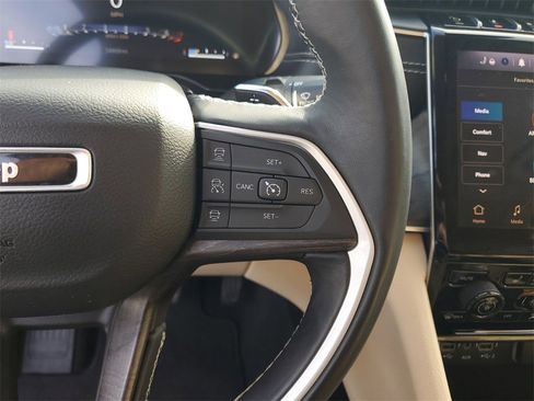 Used 2022 Jeep Grand Cherokee Limited image 19