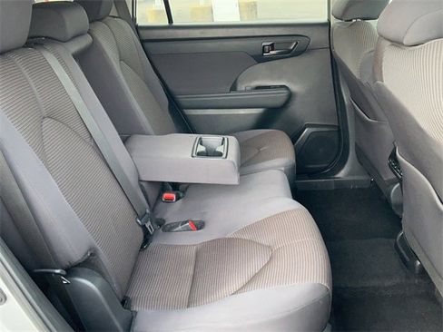 Used 2024 Toyota Highlander LE image 18