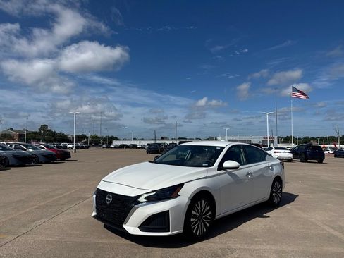 Certified 2024 Nissan Altima 2.5 SV FWD image 7