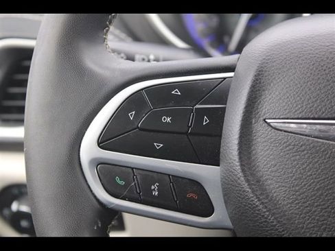 Used 2022 Chrysler Pacifica Touring-L FWD image 31