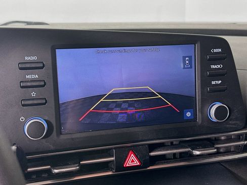 Used 2022 Hyundai Elantra SE FWD image 18