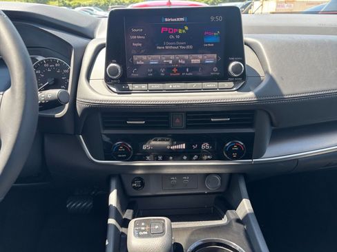 Used 2025 Nissan Rogue SV FWD image 17