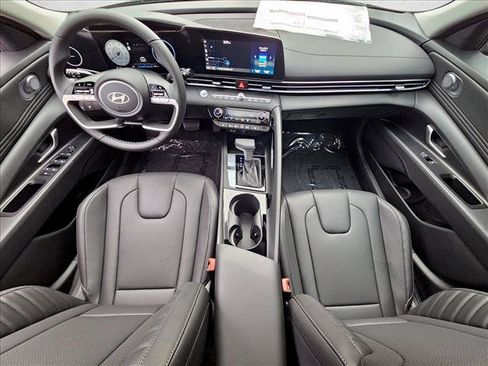 Certified 2025 Hyundai Elantra Limited FWD image 17
