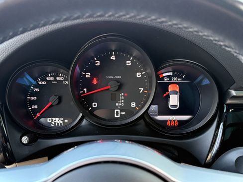 Used 2021 Porsche Macan image 36