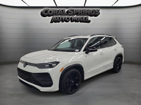 Used 2025 Volkswagen Tiguan SE R-Line FWD image 3