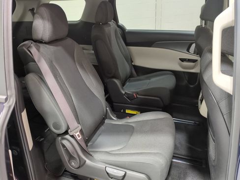 Certified 2024 Kia Carnival LX FWD image 11
