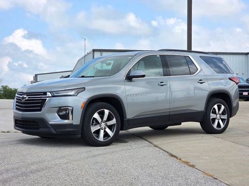 Used 2023 Chevrolet Traverse LT w/ LT Premium Package AWD/4WD image 3