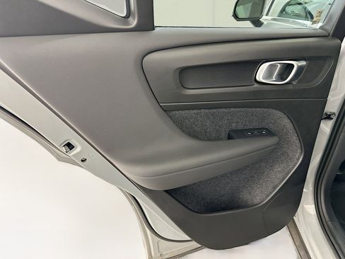 Used 2025 Volvo XC40 B5 Plus image 27