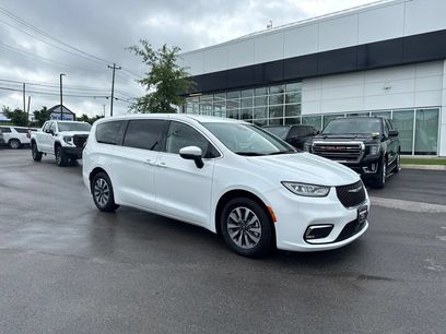 Used 2023 Chrysler Pacifica Touring-L