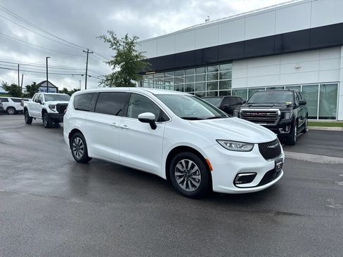 Used 2023 Chrysler Pacifica Touring-L FWD image 1