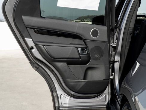 Used 2025 Land Rover Discovery S image 29