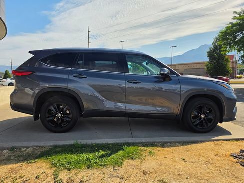 Used 2022 Toyota Highlander XLE AWD/4WD image 4