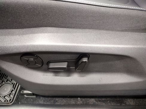 New 2026 Volkswagen Tiguan SE image 22