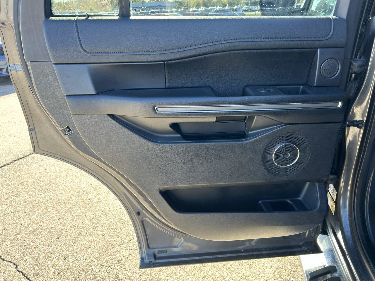 Used 2019 Ford Expedition XLT w/ Equipment Group 202A AWD/4WD image 14