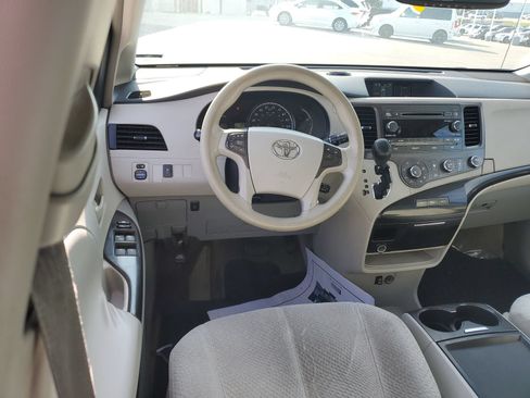 Used 2011 Toyota Sienna LE w/ Towing Pkg FWD image 10