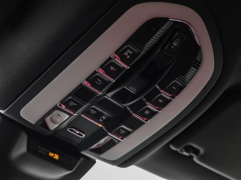 Used 2023 Porsche Macan Turbo image 38