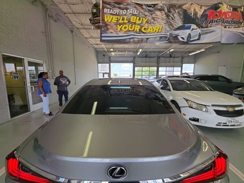 Used 2022 Lexus ES 350 w/ Premium Package FWD image 3