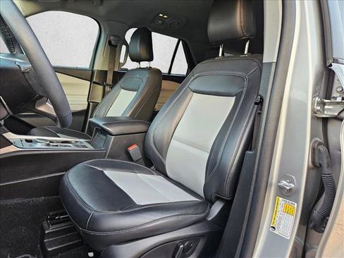 Used 2023 Ford Explorer XLT w/ Equipment Group 202A RWD image 11