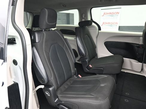 Used 2022 Chrysler Voyager LX image 12
