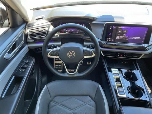 Used 2026 Volkswagen Atlas Peak Edition AWD/4WD image 3