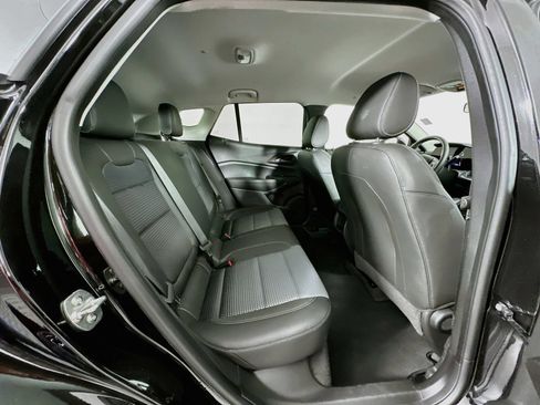 Used 2025 Chevrolet Trax LT FWD image 25