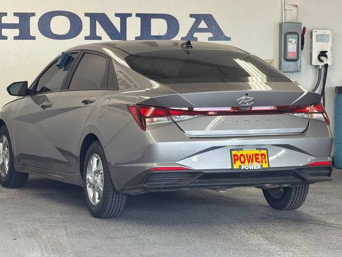 Used 2022 Hyundai Elantra SE FWD image 5