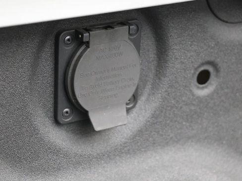 Used 2023 Nissan Titan PRO-4X w/ Pro-4x Convenience Package image 12