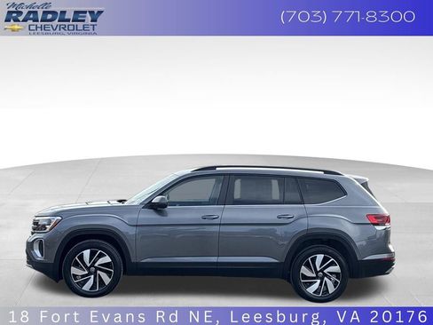 Used 2025 Volkswagen Atlas SE image 2