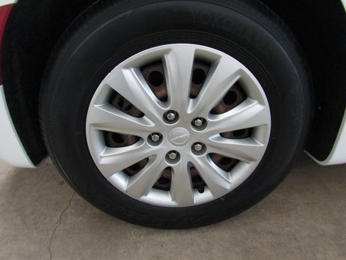 Used 2020 Chrysler Voyager L FWD image 28