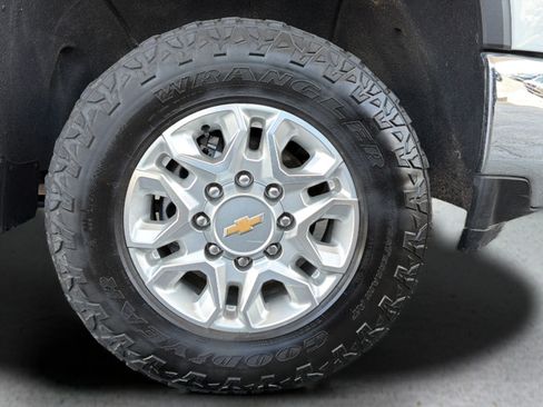 Used 2023 Chevrolet Silverado 2500 LT AWD/4WD image 12