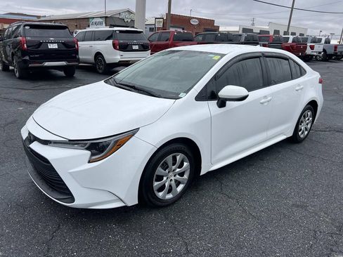 Used 2023 Toyota Corolla LE image 3