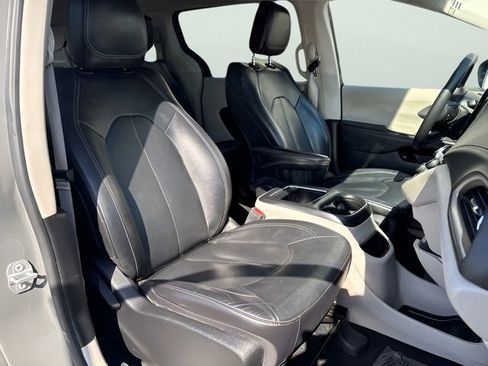 Used 2022 Chrysler Pacifica Touring-L FWD image 14
