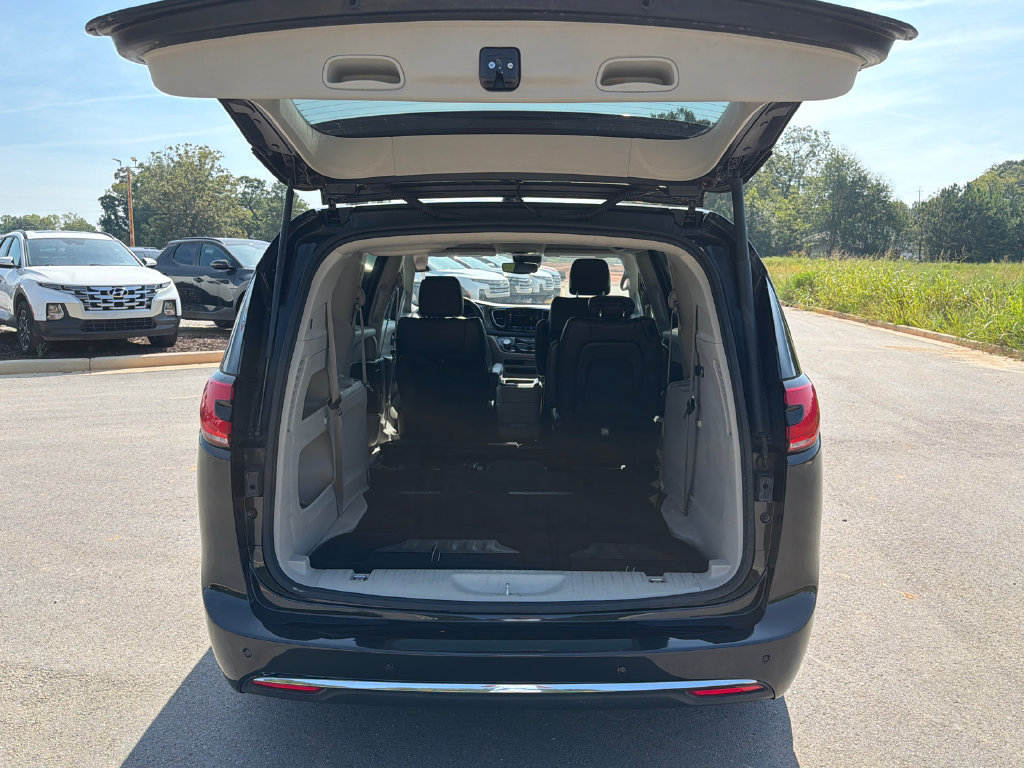 Used 2023 Chrysler Pacifica Touring-L FWD image 17