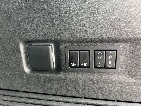 Used 2023 Chevrolet Suburban RST w/ Luxury Package image 24