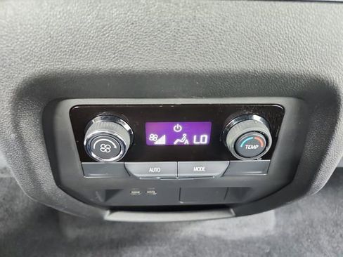 Used 2025 Chevrolet Traverse LT FWD image 39