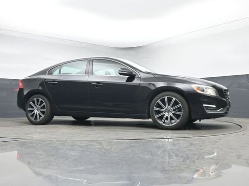 Used 2018 Volvo S60 T5 Inscription Platinum w/ Climate Package image 10