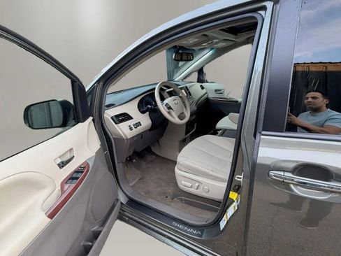 Used 2012 Toyota Sienna XLE w/ Entertainment Pkg FWD image 6