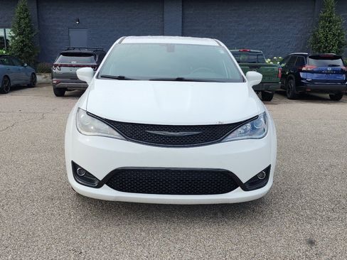 Used 2018 Chrysler Pacifica Touring Plus w/ S Appearance Package FWD image 3