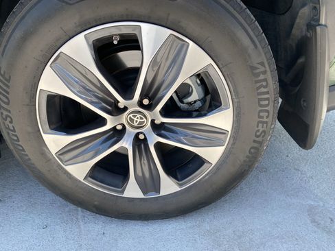 Used 2023 Toyota Highlander XLE AWD/4WD image 5