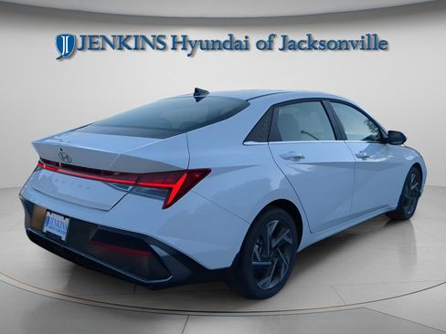 New 2025 Hyundai Elantra SEL image 5