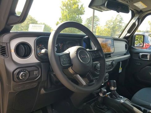 New 2025 Jeep Gladiator Sport image 19