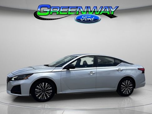 Used 2024 Nissan Altima 2.5 SV FWD image 1