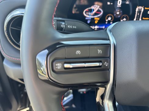Used 2024 Chevrolet Colorado Z71 w/ Z71 Convenience Package 2 AWD/4WD image 19