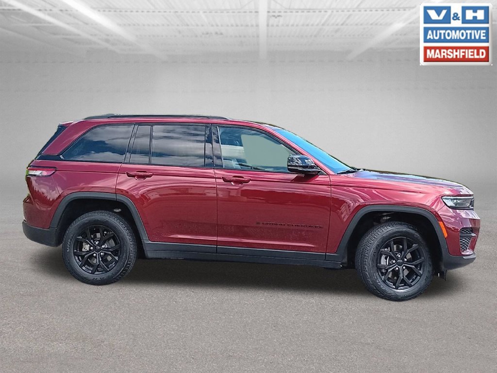 Used 2024 Jeep Grand Cherokee Altitude AWD/4WD image 17